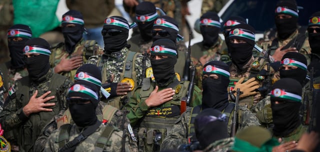 Hamas-Kämpfer während der Übergabe von israelischen Geiseln im Februar