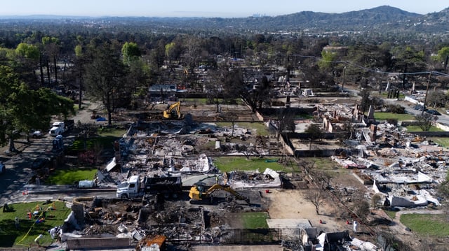 Une vue aérienne montre des travailleurs nettoyant les débris des maisons détruites par l’incendie d’Eaton à Altadena, en Californie, le 10 mars 2025.