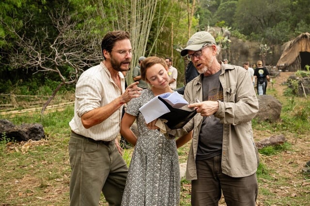 Daniel Brühl und Sydney Sweeney als Heinz und Margrit Wittmer mit Regisseur Ron Howard am Flimset