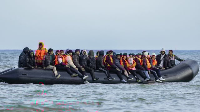 Une embarcation transportant des migrants dans la Manche, au large de Gravelines, le 26 mars 2025.