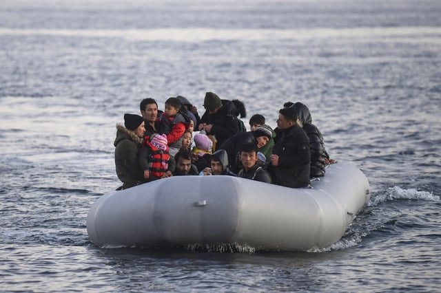 Des réfugiés et des migrants à bord d’un bateau pneumatique arrivent sur l’île grecque de Lesbos, le 2 mars 2020. (Image d’illustration).