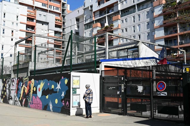 Dans le passage Elizabeth, qui traverse la cité Arago, la petite annexe de l’école maternelle enclavée au milieu des immeubles, ce jeudi 3 avril. Elle côtoie au plus près l’un des points de deal de la ville de Saint-Ouen, en Seine-Saint-Denis.