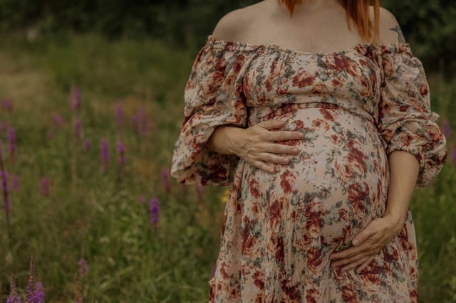Eine schwangere Frau hält ihren Bauch. Die Zahl der Abtreibungen in Deutschland steigt.