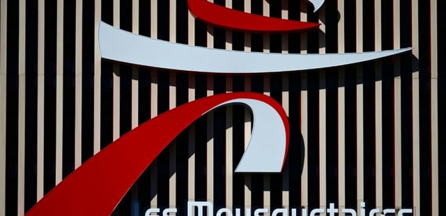 Le logo Intermarché du groupe "Les Mousquetaires" sur la façade d'un magasin à Béziers, le 30 mars 2025 dans l'Hérault