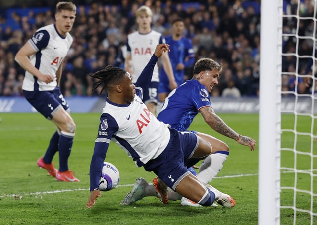 Soccer Football - Premier League - Chelsea v Tottenham Hotspur - Stamford Bridge, London, Britain - April 3, 2025 Chelsea's Enzo Fernandez in action with Tottenham Hotspur's Destiny Udogie Action Images via Reuters/Peter Cziborra EDITORIAL USE ONLY. NO USE WITH UNAUTHORIZED AUDIO, VIDEO, DATA, FIXTURE LISTS, CLUB/LEAGUE LOGOS OR 'LIVE' SERVICES. ONLINE IN-MATCH USE LIMITED TO 120 IMAGES, NO VIDEO EMULATION. NO USE IN BETTING, GAMES OR SINGLE CLUB/LEAGUE/PLAYER PUBLICATIONS. PLEASE CONTACT YOUR ACCOUNT REPRESENTATIVE FOR FURTHER DETAILS..