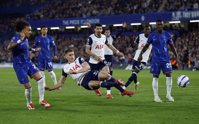 Soccer Football - Premier League - Chelsea v Tottenham Hotspur - Stamford Bridge, London, Britain - April 3, 2025 Tottenham Hotspur's Micky van de Ven shoots at goal Action Images via Reuters/Peter Cziborra EDITORIAL USE ONLY. NO USE WITH UNAUTHORIZED AUDIO, VIDEO, DATA, FIXTURE LISTS, CLUB/LEAGUE LOGOS OR 'LIVE' SERVICES. ONLINE IN-MATCH USE LIMITED TO 120 IMAGES, NO VIDEO EMULATION. NO USE IN BETTING, GAMES OR SINGLE CLUB/LEAGUE/PLAYER PUBLICATIONS. PLEASE CONTACT YOUR ACCOUNT REPRESENTATIVE FOR FURTHER DETAILS..