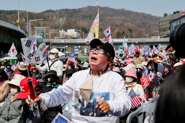 Un manifestant d’extrême droite réagit après avoir entendu que la destitution du président Yoon Suk Yeol a été acceptée, près de sa résidence à Séoul, Corée du Sud, le 4 avril 2025.