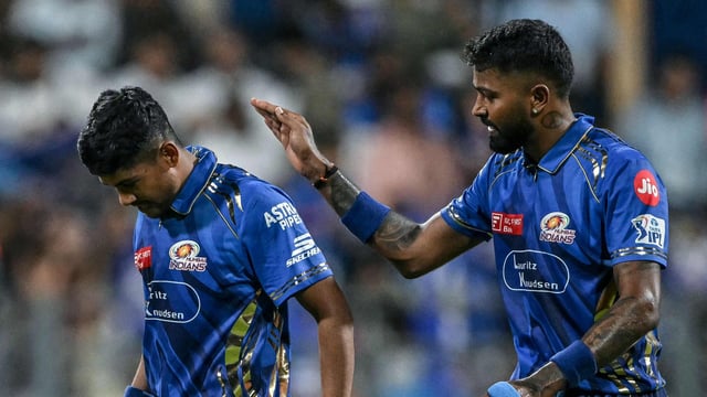 Hardik Pandya (R) told Ashwani Kumar that there should be no room for self-doubt