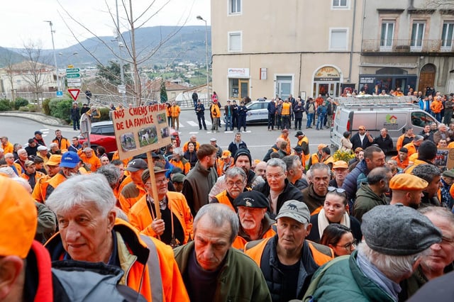 A Privas (Ardèche), le 3 avril 2025, les chasseurs se sont rassemblés devant le tribunal en soutien à deux des leurs, suspectés d’avoir laissé divaguer leurs chiens, abattus en décembre 2023 par un membre d'une communauté autogérée.