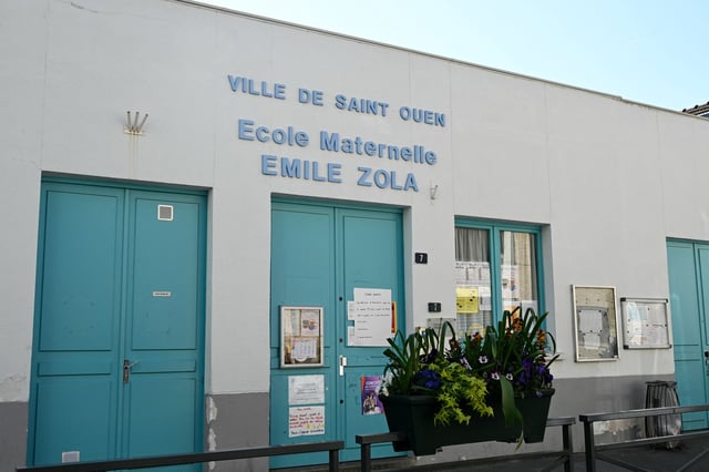 Devant l’école maternelle Émile Zola à Saint-Ouen.