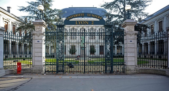 Mardi 1er avril, une quinzaine d’individus masqués et cagoulés ont fait irruption dans le cours d’un enseignant spécialiste de l’Irak et la Syrie, le prenant à partie sur ses analyses et ses prises de positions publiques.