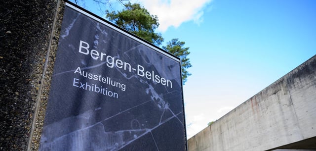 Wegweiser der Gedenkstätte Bergen-Belsen