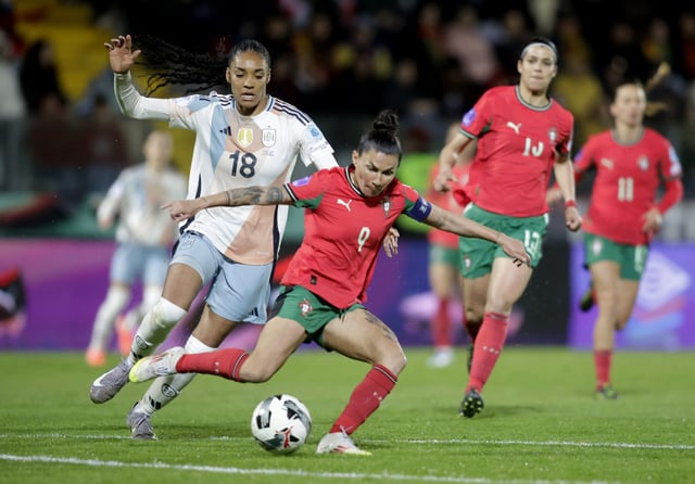 Soccer Football - Women's Nations League - League A - Portugal v Spain - Estadio Capital do Movel, Pacos de Ferreira, Portugal - April 4, 2025  Portugal's Ana Borges in action with Spain's Salma Paralluelo REUTERS/Miguel Vidal