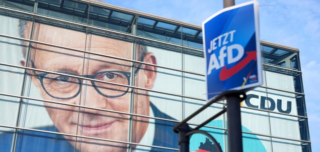 Ein Wahlplakat der AfD vor dem Konrad-Adenauer-Haus mit dem Konterfei des CDU-Bundesvorsitzenden Merz