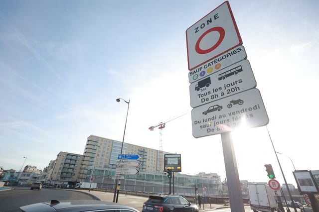 Après le Zéro artificialisation nette (ZAN), censé lutter contre l’« étalement urbain », et la taxe carbone (qui a déclenché la révolte des Gilets jaunes), c’est la troisième grande mesure écologique du macronisme qui est en train d’être vidée de sa substance.