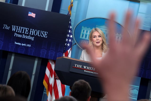 La porte-parole de la Maison Blanche, Karoline Leavitt, tient un point presse à la Maison Blanche, le 1er avril 2025.
