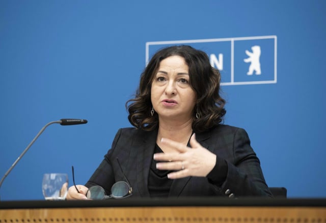 Die Ex-Berliner Gesundheitssenatorin Dilek Kalayci (SPD) bei einer Pressekonferenz Zuletzt hatte sie für Aufsehen erregt, weil sie mitten in der vierten Corona-Welle Urlaub gemacht hatte Foto: picture alliance/dpa | Paul Zinken