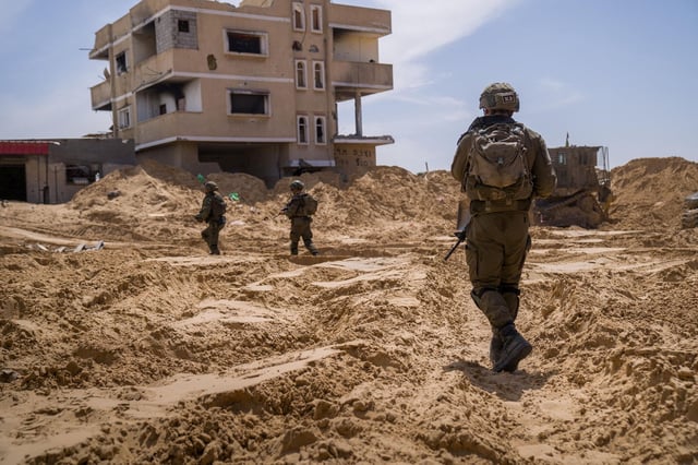 Une image publiée par l’armée israélienne le 2 avril 2025 montre des soldats israéliens menant des opérations dans un lieu donné comme la zone de Tel Al-Sultan dans le gouvernorat de Rafah.