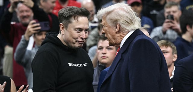 Elon Musk und Donald Trump stehen zusammen auf der Bühne