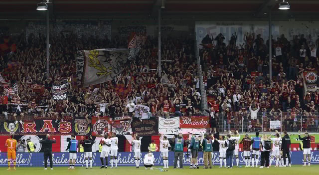 Soccer Football - Bundesliga - 1. FC Heidenheim v Bayer Leverkusen - Voith-Arena, Heidenheim, Germany - April 5, 2025 Bayer Leverkusen players celebrate with fans after the match REUTERS/Heiko Becker