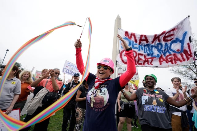 „Hände weg!“-Demonstration gegen US-Präsident Trump am Washington Monument in der US-Hauptstadt