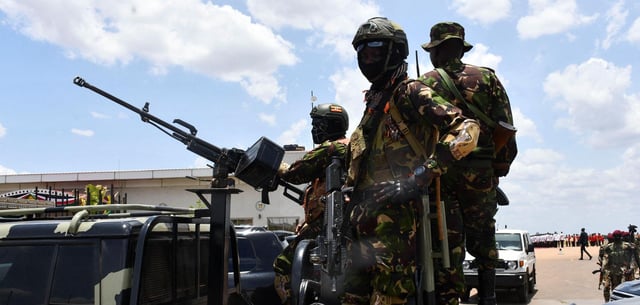 Bewaffnete Sicherheitskräfte bewachen den Internationalen Flughafen in Juba im Südsudan