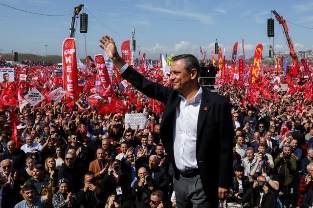 Ozgur Ozel, leader du principal parti d’opposition de la Turquie, le Parti républicain du peuple (CHP), à Istanbul, Turquie, le 29 mars 2025.
