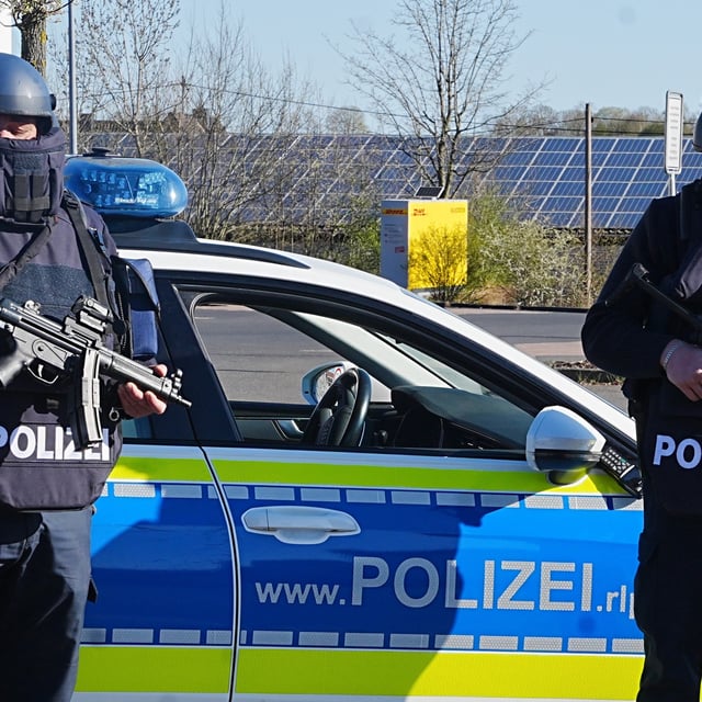 Drei Menschen sind in Weitefeld im Westerwald tot aufgefunden worden. Die Polizei hat den Ortseingang gesperrt.