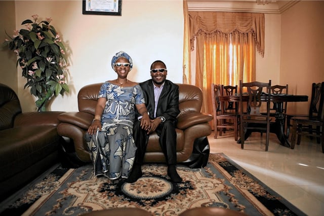 Mariam et Amadou posant ici dans leur maison à Bamako, pour « Novembre à Bamako » de Valérie Marin La Meslée et Christine Fleurent.
