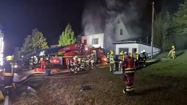 Zwei Menschen sind bei einem Hausbrand im Landkreis Mittelsachsen ums Leben gekommen.