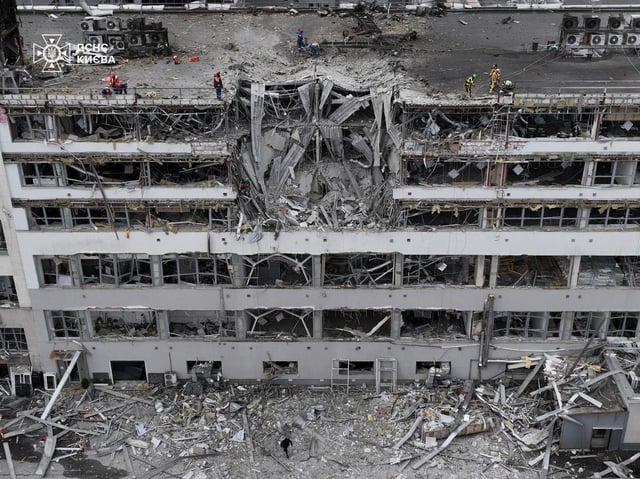 Une vue de drone montre le site d’une frappe de missile russe à Kiev, le 6 avril 2025.