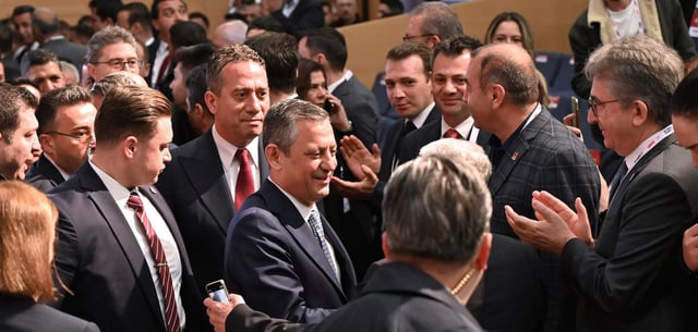 Der Vorsitzende der sozialdemokratischen CHP, Özgür Özel (Mitte), begrüßt Parteimitglieder bei der Ankunft zu einem CHP-Parteitag
