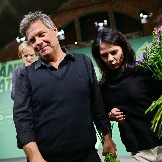 Robert Habeck und Annalena Baerbock wurden beim kleinen Parteitag der Grünen in Berlin aus der ersten Reihe der Partei verabschiedet.
