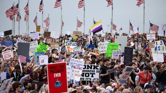 Des dizaines de milliers de manifestants se sont rassemblés, samedi, à Washington, dans un florilège de panneaux et de pancartes reflétant l’inquiétude et la colère que suscite la politique du président américain.