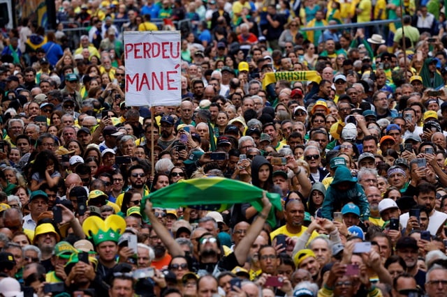 Supporters of former Brazilian President Jair Bolsonaro gather, on the day of a demonstration against Bolsonaro's judicial process and to demand the amnesty of all accused of taking part in the allegedly conspiring to overthrow the government, in Sao Paulo, Brazil, April 6, 2025. REUTERS/Amanda Perobelli