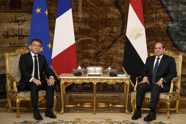 Emmanuel Macron et le président égyptien, Abdel Fattah al-Sissi, le 25 octobre 2023, au Caire.