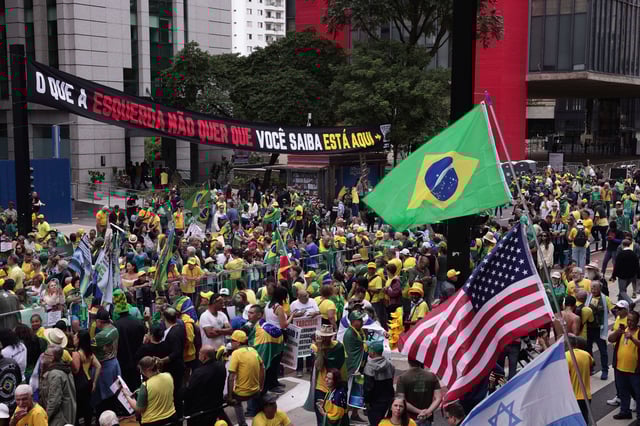 Supporters of former President Jair Bolsonaro take part in a demonstration demanding amnesty for those arrested for 2023's alleged coup attempt, in Sao Paulo, Sunday, April 6, 2025. (AP Photo/Ettore Chiereguini)