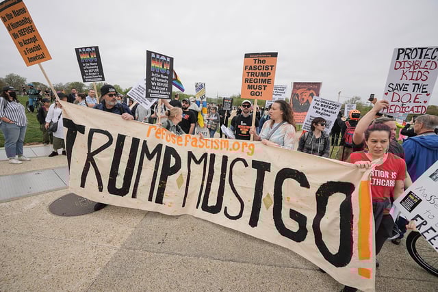 Des milliers d’Américains ont manifesté contre Donald Trump, samedi.