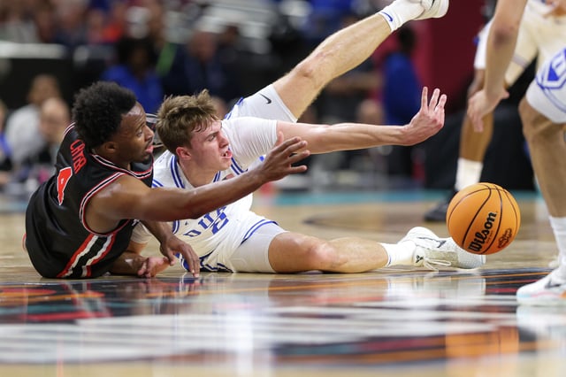 Hosuton&#39;s L.J. Cryer battles Duke forward Cooper Flagg for the ball during the first half of Saturday night&#39;s NCAA Tournament semifinal at the Alamodome.