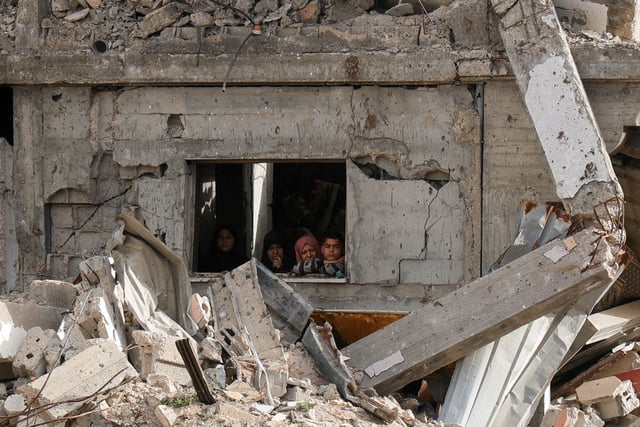 Des Palestiniens sur le site d'une frappe israélienne, à Khan Younis, dans le sud de la bande de Gaza, le 6 avril 2025.