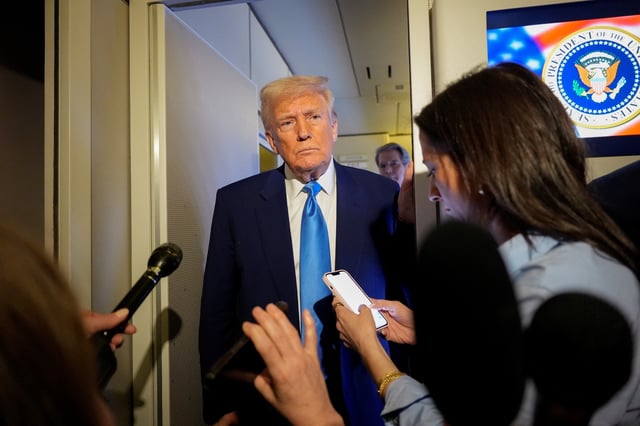 Donald Trump répond à la presse à bord d’Air Force One lors d’un vol vers la base commune Andrews, Maryland, États-Unis, le 6 avril 2025.