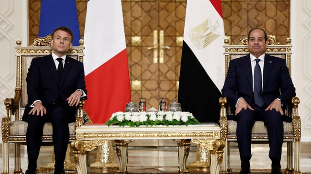 Emmanuel Macron et le président égyptien Abdel Fattah al-Sisi au Caire en Égypte, le 7 avril 2025.