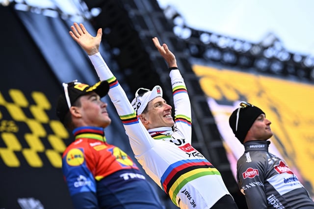 Tadej Pogacar au sommet du podium du Tour des Flandres 2025.