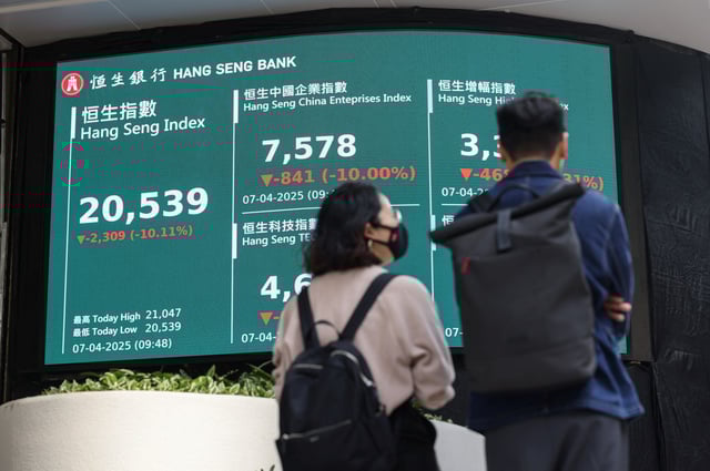 Un écran affichant l’indice boursier Hang Seng est vu dans le quartier central, à Hong Kong, en Chine.