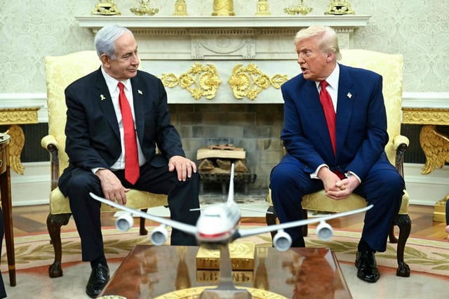 Benyamin Nétanyahou et Donald Trump lors de leur échange avec la presse dans le Bureau ovale de la Maison Blanche le lundi 7 avril, à Washington.