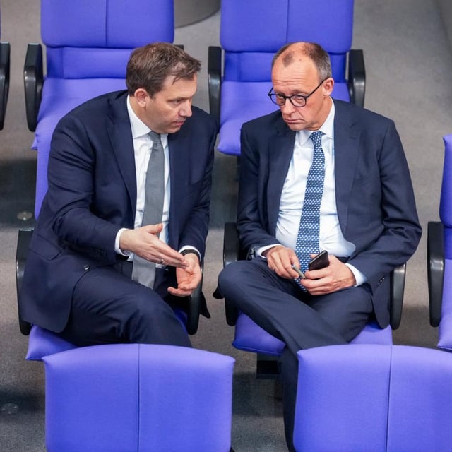 Lars Klingbeil, SPD-Partei- und Fraktionschef, im vertraulichen Gespräch mit dem Counterpart von der Union, Friedrich Merz.