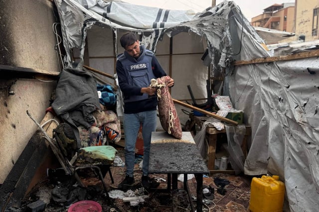 Les restes d'une tente utilisée par des journalistes après une frappe israélienne sur la ville de Khan Younès, le 7 avril 2025.
