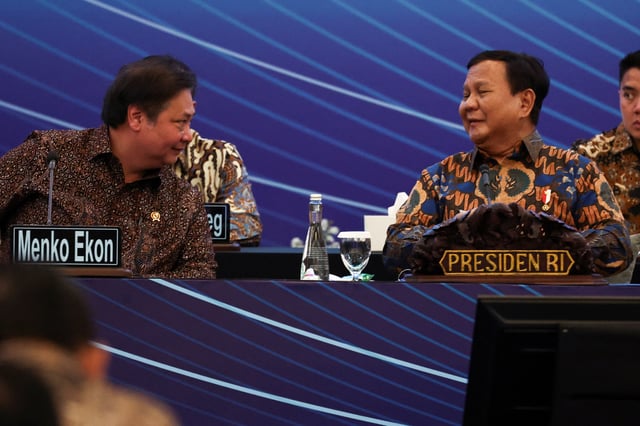 Indonesia's President Prabowo Subianto reacts as he talks with Airlangga Hartarto, Indonesia's chief economic minister, during an economic gathering on the topic of "Strengthening the Resilience of the National Economy" in Jakarta, Indonesia, April 8, 2025. REUTERS/Willy Kurniawan/File Photo