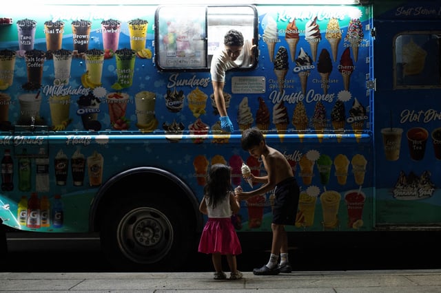 Children hold ice cream near a food truck vendor at the National Mall in Washington, D.C., U.S., August 12, 2024. REUTERS/Kaylee Greenlee Beal/File Photo
