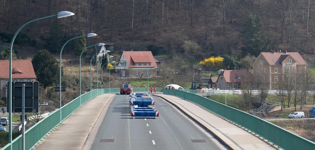 Das Bild zeigt ein sogenanntes Schwerlastmodul; die Brücke musste einen dreitägigen Belastungstest bestehen, um wieder für den Verkehr freigegeben zu werden